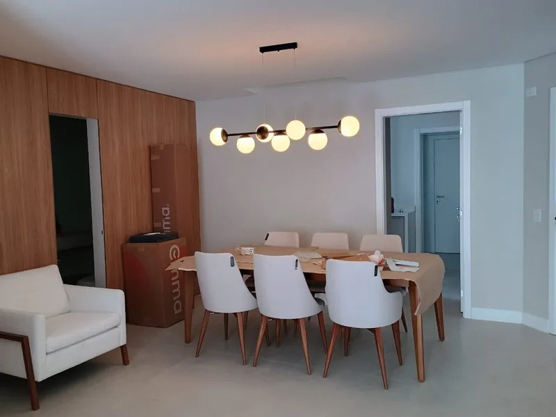 Sala de jantar de apartamento com pintura nova em Curitiba