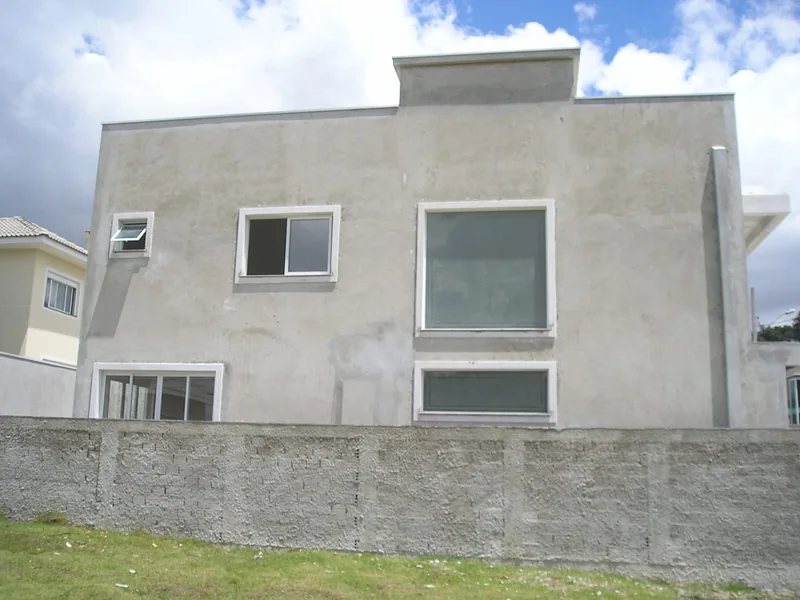 Fachada de casa em Curitiba antes da pintura, ainda no reboco cru