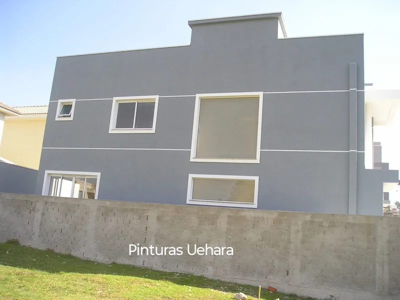 A mesma fachada em Curitiba depois da pintura, em cinza com frisos brancos