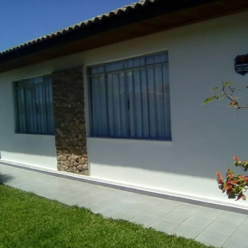 Fachada de casa pintada em Curitiba com detalhe em pedra