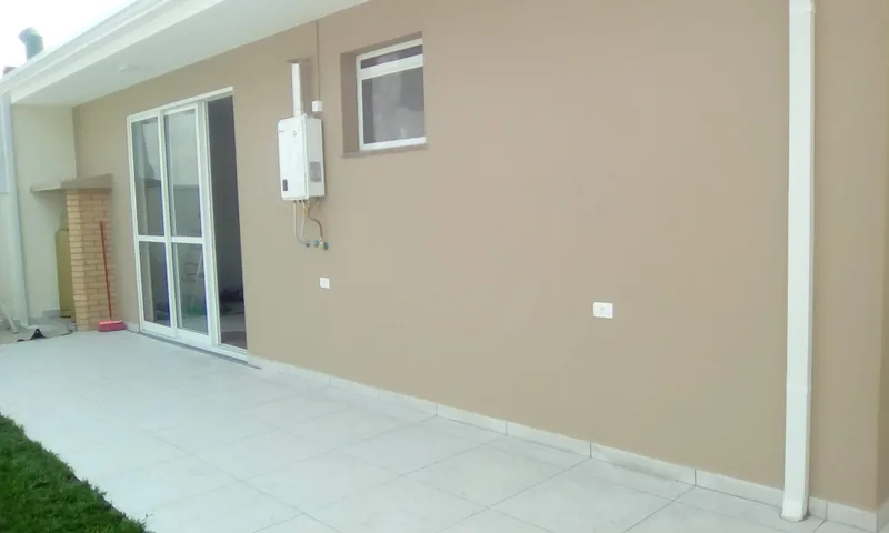 Casa com área externa pintada em Curitiba