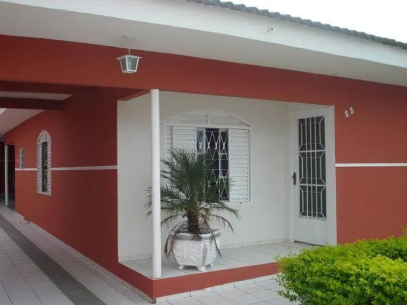 Casa pintada em vermelho e branco com varanda em Curitiba