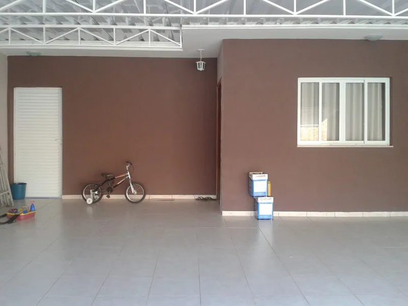 Garagem e área externa de casa pintadas em marrom