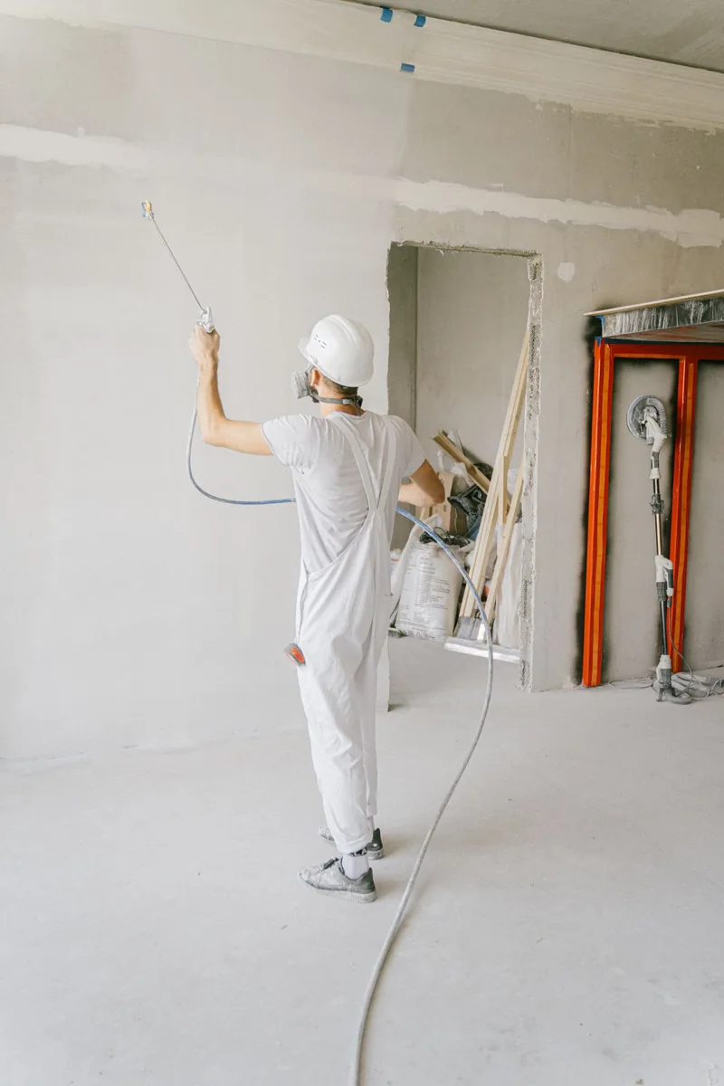 Pintor da Pinturas Uehara aplicando tinta em parede em Curitiba