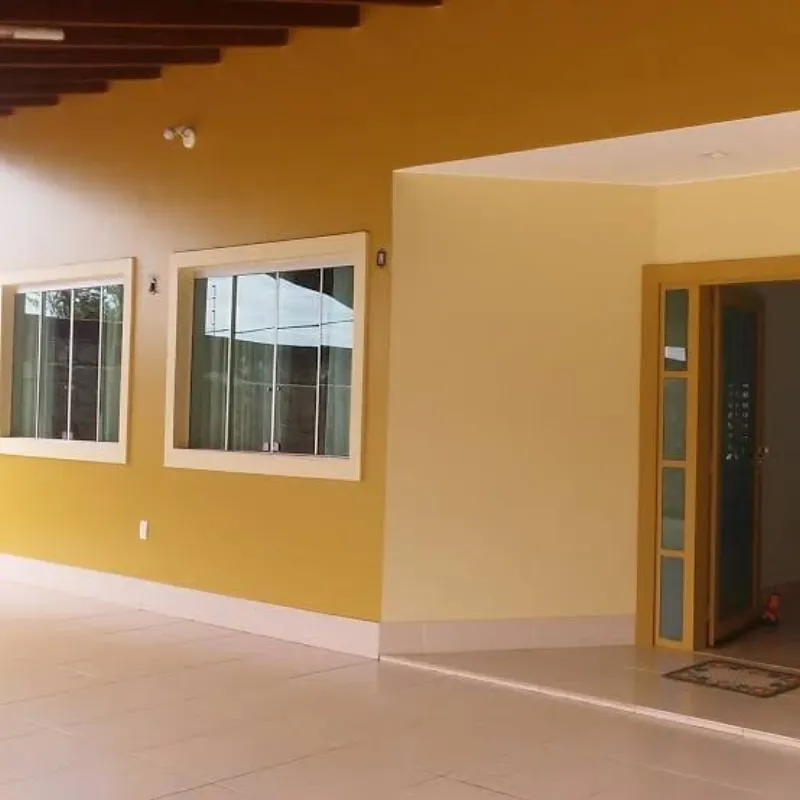 Varanda de casa pintada em amarelo em Curitiba